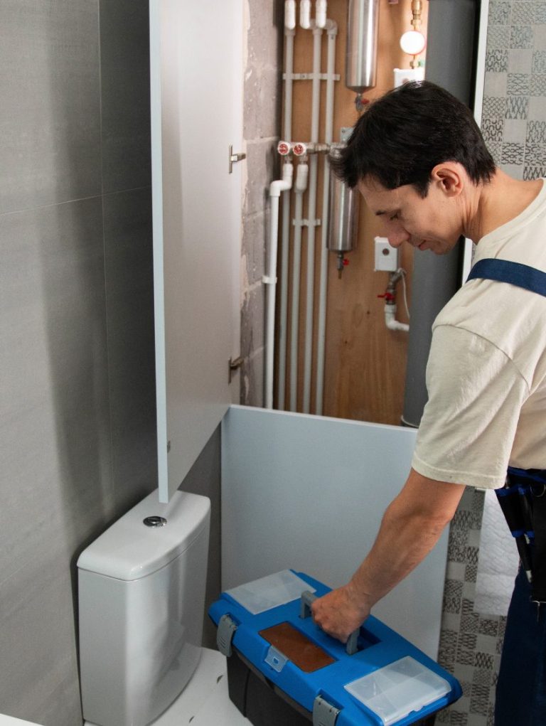 ci-gebäudetechnik sanitärmitarbeiter bei der arbeit